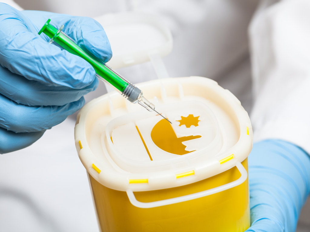 Spezielle Entsorgungslösungen für Kanülen, Bioreste & Hygieneabfälle